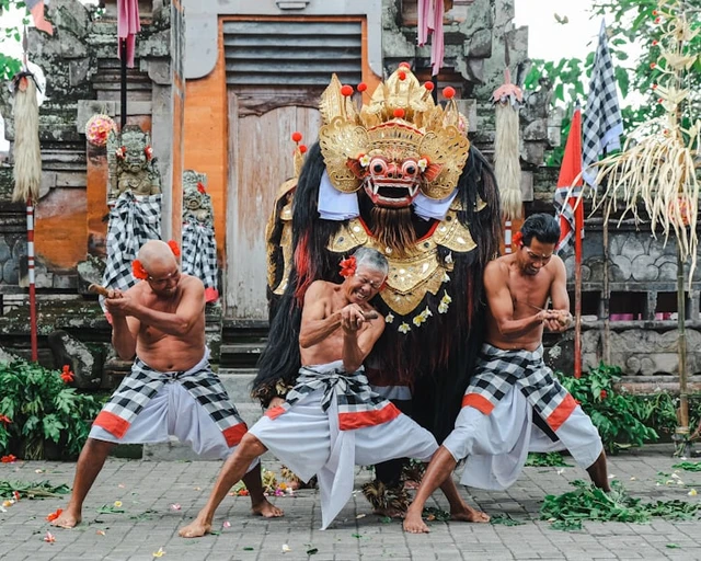 10 Teater Tradisional Dunia yang Menolak Tunduk pada Zaman